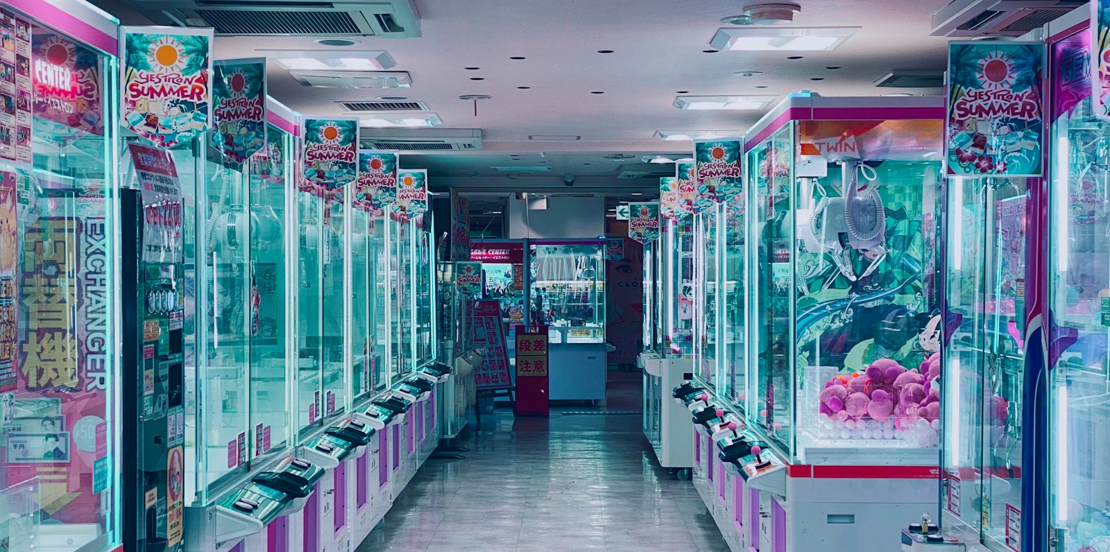 Salle d arcade japonaise avec des bornes lumineuses